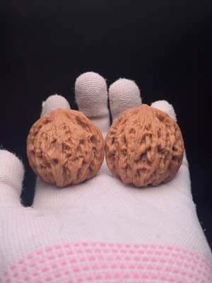 W33843108 Walnut Total weight about 37.8g Size about 38.9mm