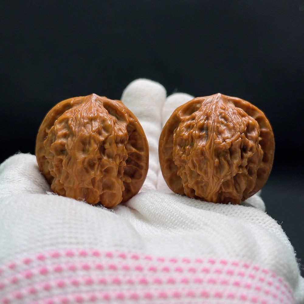 W34993549 Walnut Total weight approx. 33.6g Size approx. 39.9mm