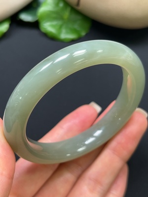 H46529608 和田玉正圈手镯 圈口55.3mm 总重约51.13g