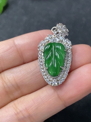 F33913392 Jadeite Inlaid Leaf Pendant Non-Gold Total Weight Approx. 3.8g