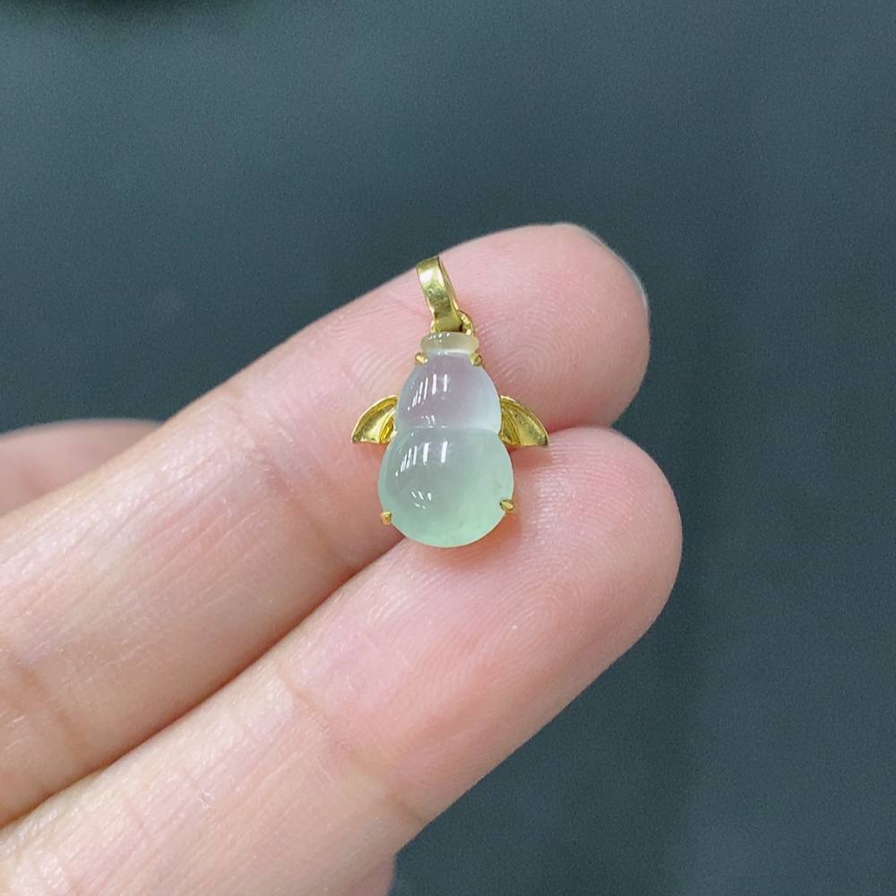 F24700922 Jadeite inlaid calabash pendant 18k gold inlaid total weight approx. 0.91g