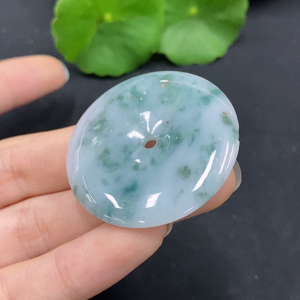 F28279051 Jadeite Peace Knot Pendant Total Weight: Approx. 15.53g