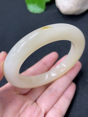 H42956580 和田玉正圈手镯 圈口56.3    货品总重约69.6g