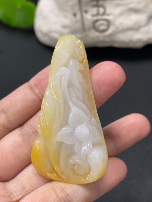F33945520 翡翠花开富贵挂件 货品总重约26g 黄色部分颜色成因未定