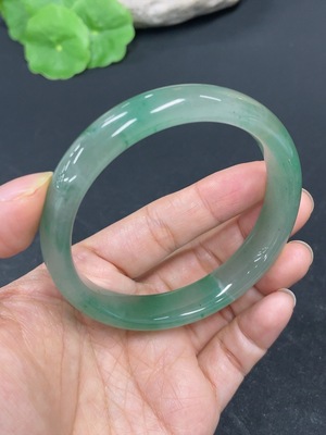 H42961317 非洲翠（独龙玉）正圈手镯 圈口57.8   货品总重约38.9g