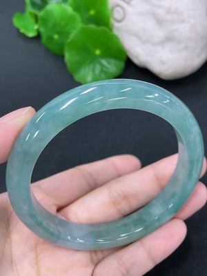 F43139269 翡翠正圈手镯 圈口59mm 货品总约重52.76g