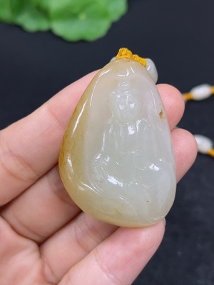 H46532076 和田玉挂件   观音   货品总重约（含链）47.1g   皮色成因未定