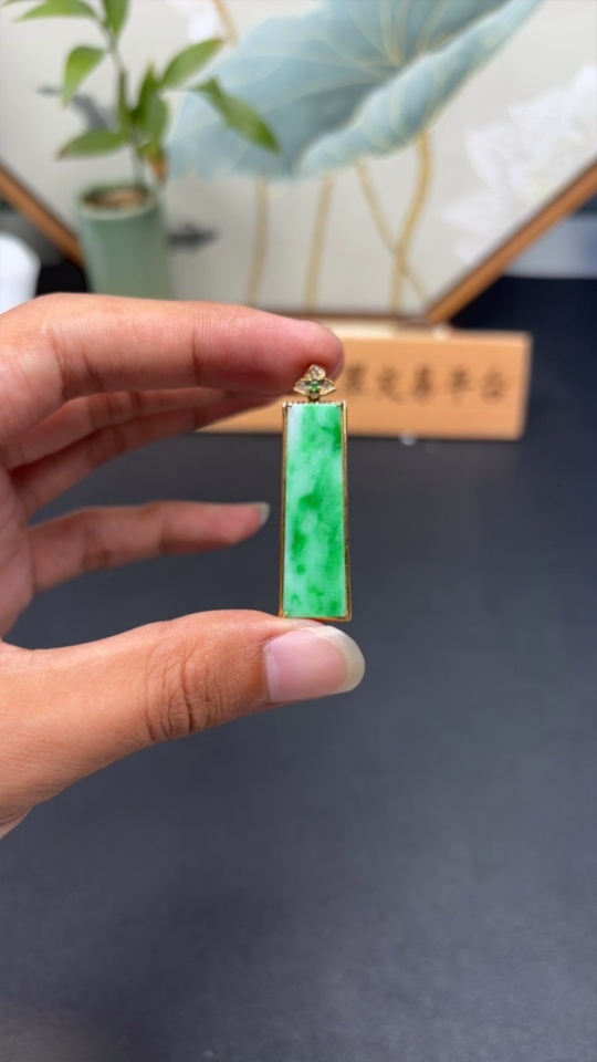 F34977061 Jadeite Plain Pendant with 18K Gold and Diamond Accents, Total Weight Approximately 4.48g