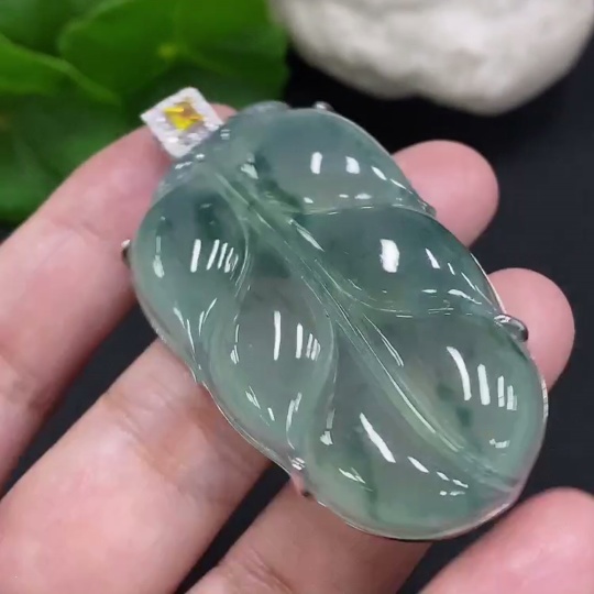 F34069778 Jadeite Leaf Inlay Pendant