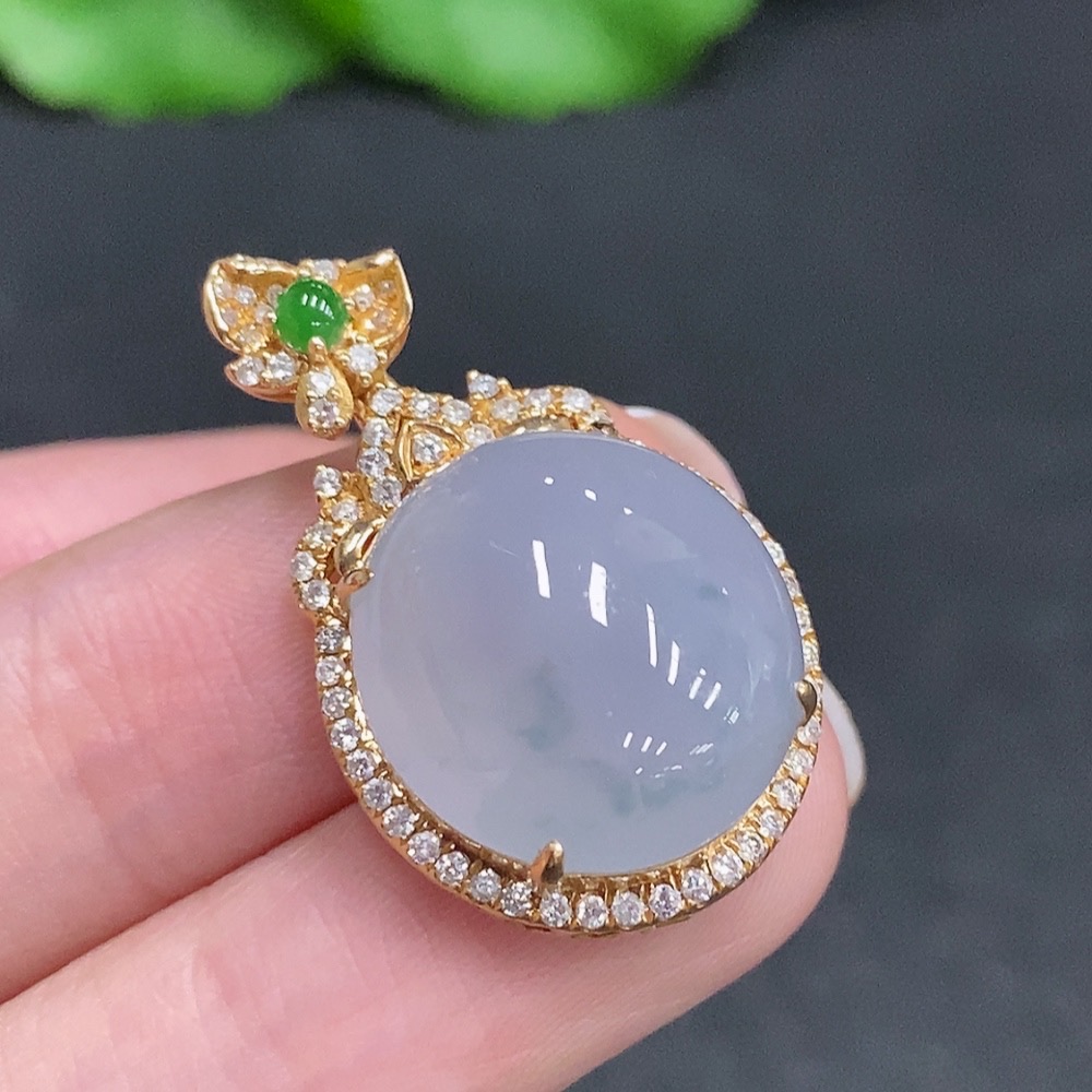 F34003632 Jadeite Cabochon Pendant with 18K Gold and Diamond Accents, Total Weight Approximately 7g