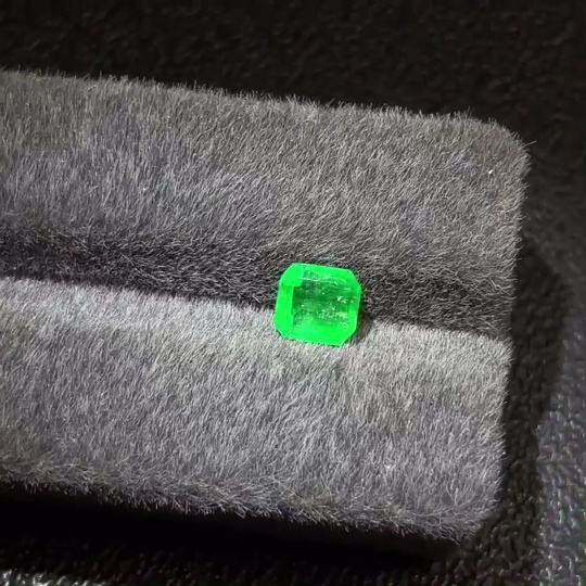 C29340691 Emerald Rough Stone Total Weight Approximately 1.31 Carats Clarity Enhanced