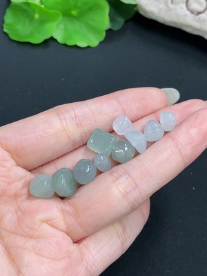 F42970469 翡翠挂件一手走