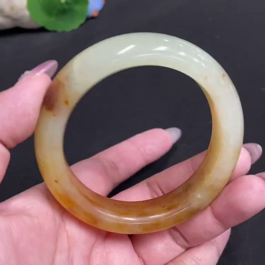 H33863743 Xiuyu (Serpentine Jade) Round Bracelet