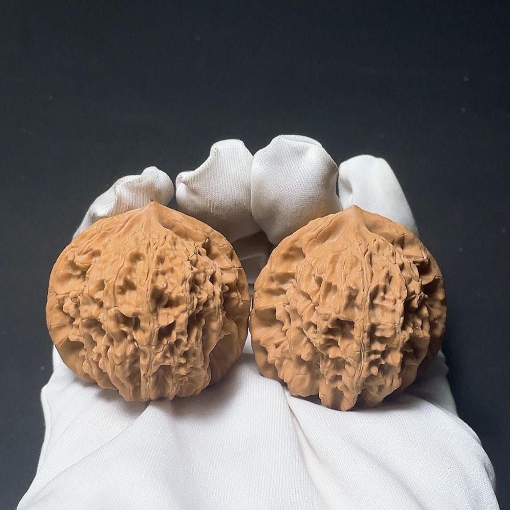 W21384974 Tiger Head Walnut, total weight approx. 34.8g
