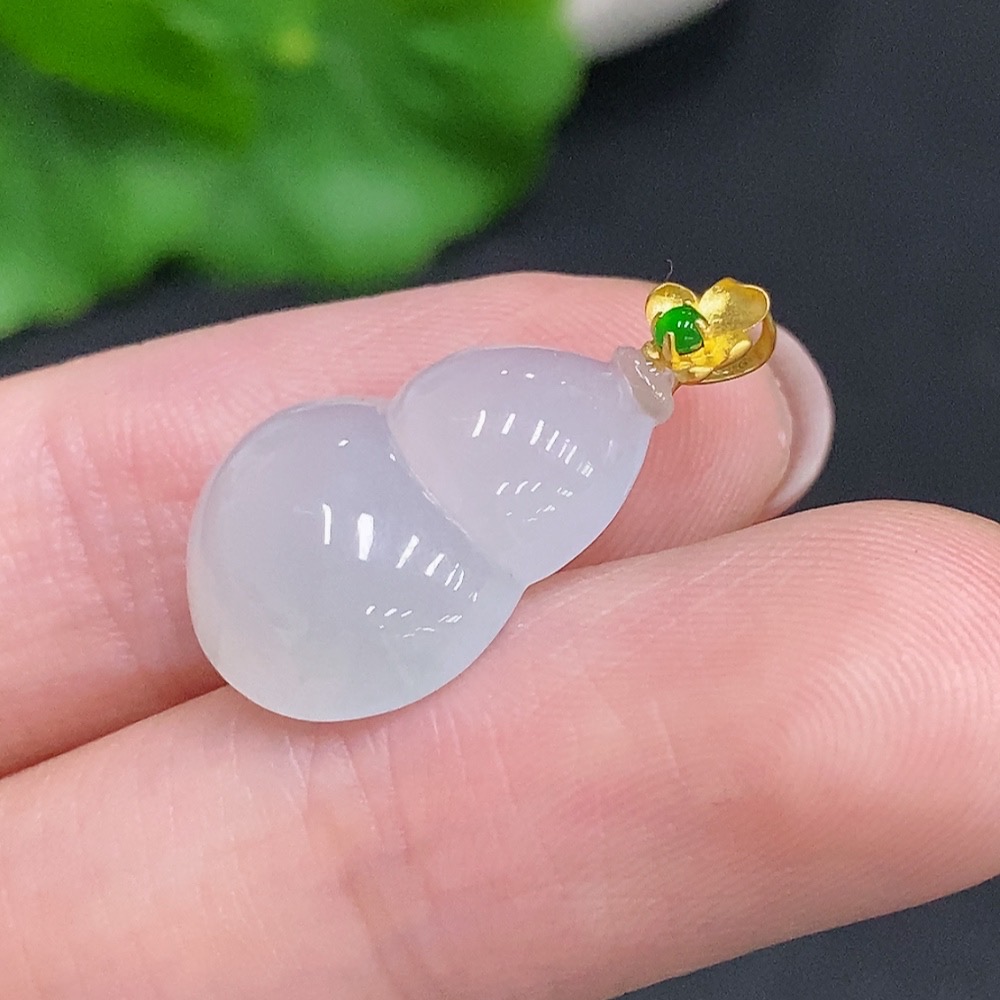 F34967712 Jadeite Gourd Pendant with 18k Gold Clasp, Total Weight Approximately 2g