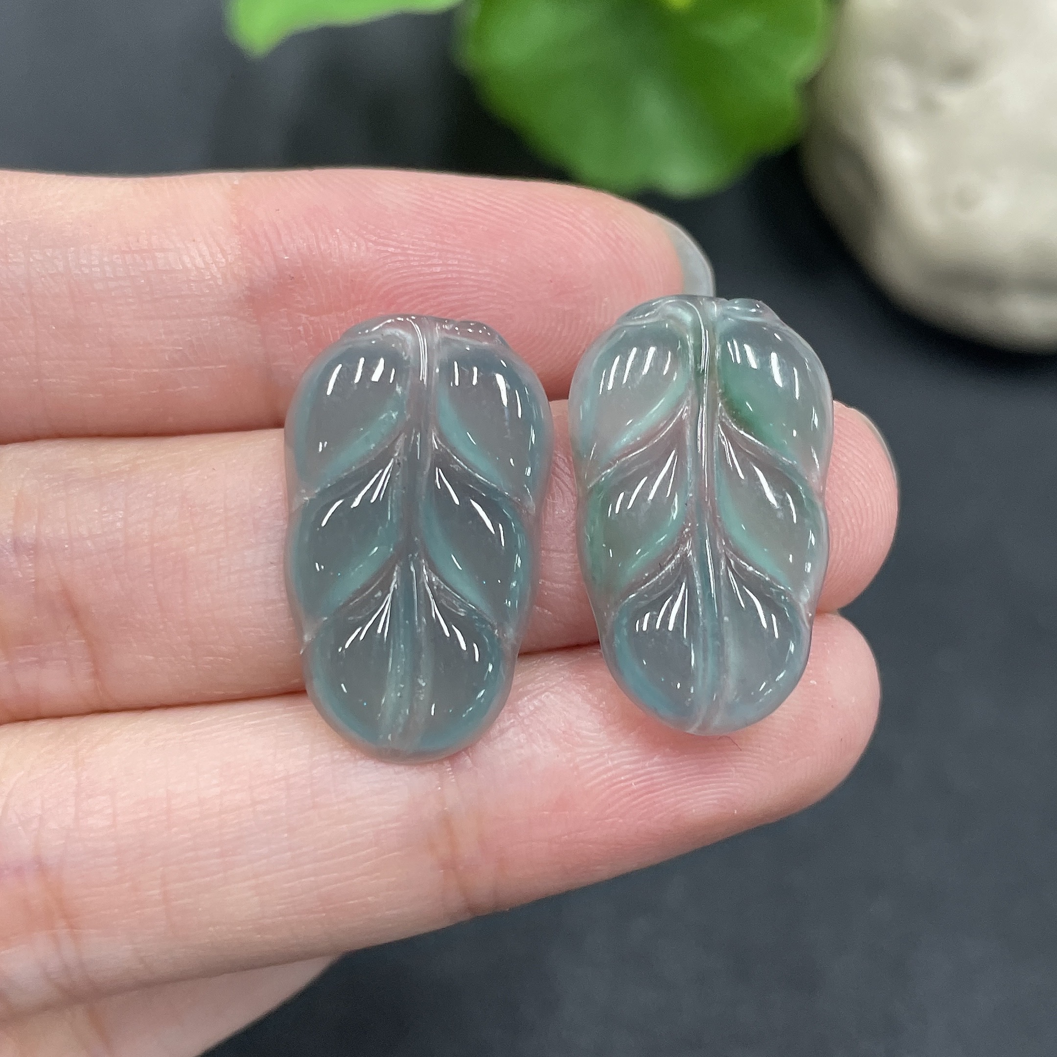 F08848588 Emerald Inlaid Leaf