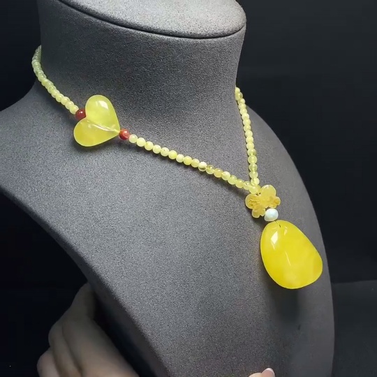 C34952542 Amber Beeswax Pendant with Pearl + Southern Red Agate, Carved Piece Coated with Colorless Film, Non-Gold, Total Weight Approx. 19.35g, Including Chain