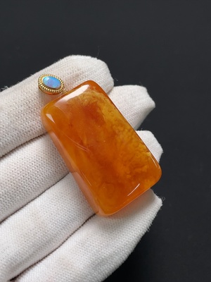 C44289851 琥珀蜜蜡挂件 18k金 颜色成因未定 配石考虑非天然 货品总重约10.5g