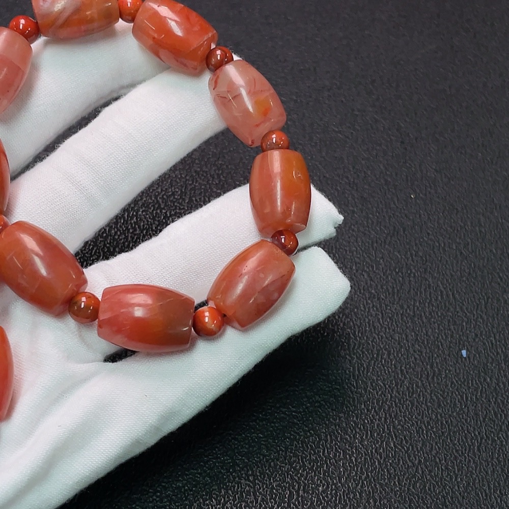 C35091873 Red Agate Bracelet with Visible Organic Matter, Total Weight Approximately 82.94g, Sell as a Lot