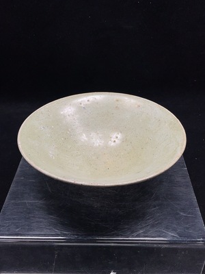 W32765736 Porcelain, intact, celadon conical bowl (subject to the actual item)