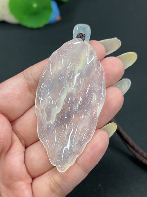 H42979996 岫玉(蛇纹石玉)挂件 随型件 货品总重约[含绳]29.2g
