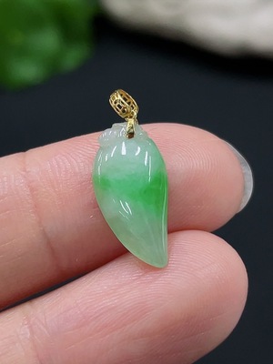 F26997750 Jadeite Auspicious Melon Pendant with 18K Gold Clasp, Total Weight Approx. 0.8g
