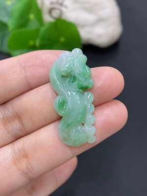 F46598038 翡翠龙腾四海挂件 货品总重量约4.4克 含其他矿物质