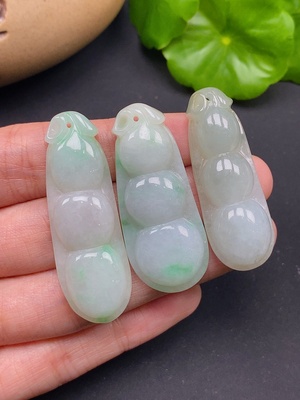 F46580727 翡翠挂件 福豆 一手走 总重约30.23g