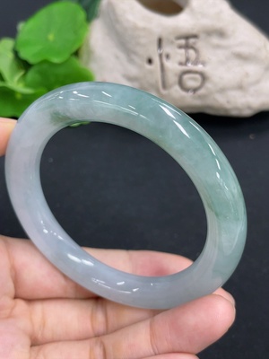 F46515432 翡翠圆条手镯   货品总重约52.6g  圈口54.7
