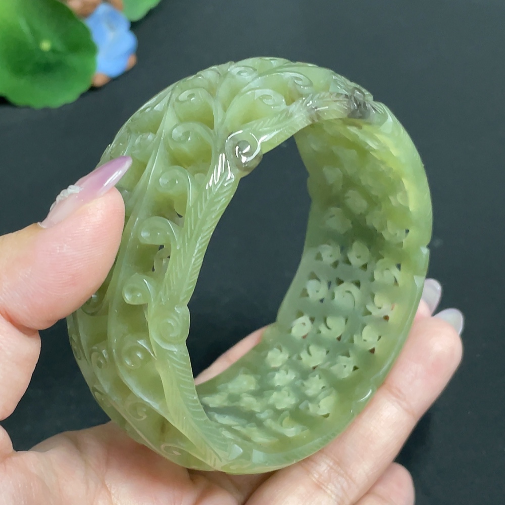 H33862807 Hetian Jade Carved Flower Bracelet (Circumference 68, Total Weight Approx. 105.7g)