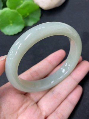 H46576141 和田玉正圈手镯 圈口55.9      货品总重约49.2g