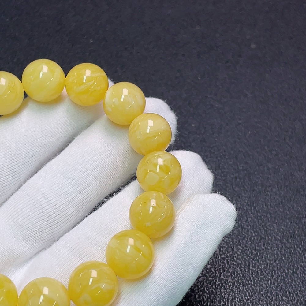 C33852322 Amber Beeswax Bracelet, total weight approx. 20.69g, bead size 12.8mm