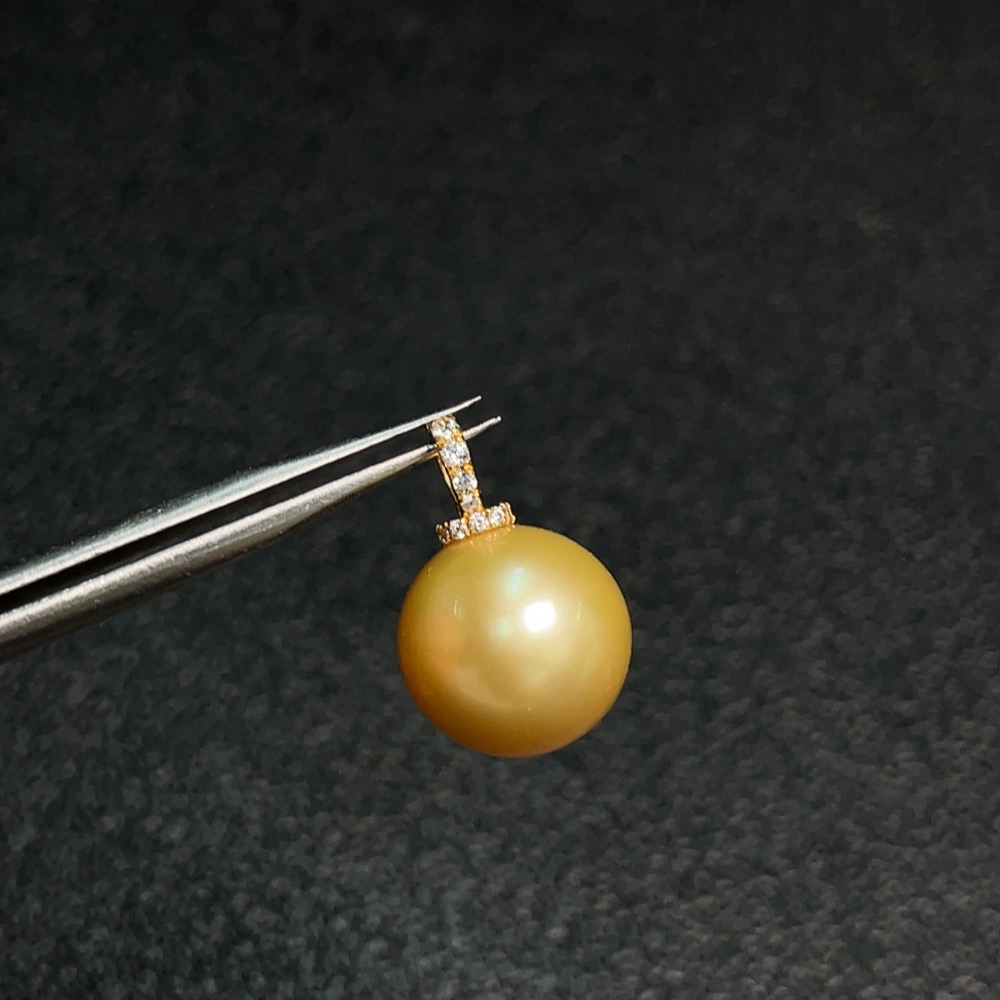 C31657604 Seawater pearl color origin undetermined, non-diamond, 18K gold, total weight approx. 2.39g, size approx. 11.2mm