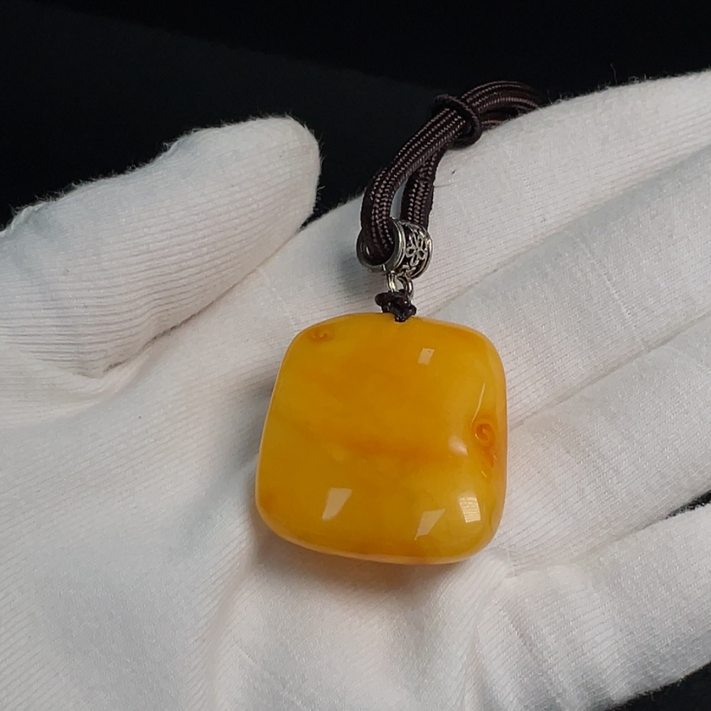 C30567222 Amber Beeswax Pendant with Colorless Coating, Non-Gold, Total Weight Approximately 11.51g Including Rope