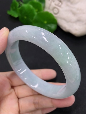 F41934606 翡翠正圈手镯 圈口58.5mm 货品总约重70.69g