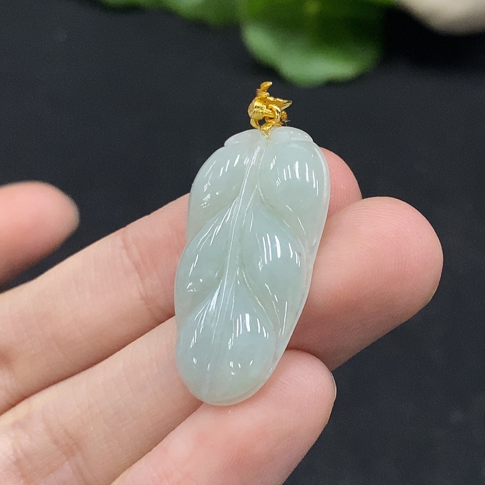 F34029704 Jadeite Leaf Pendant Non-Gold Inlaid Total Weight Approximately 3.45g