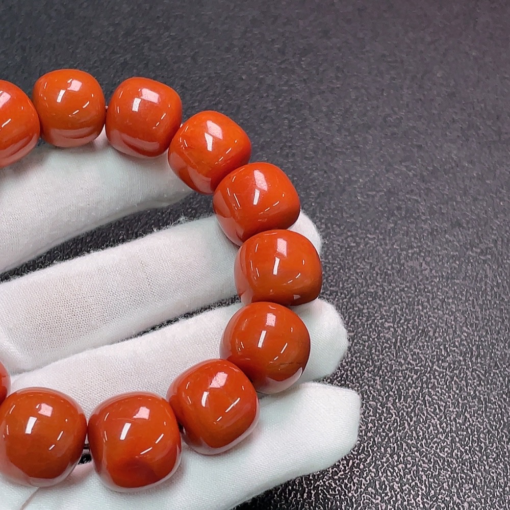 C33851426 Red Agate Bracelet with Visible Organic Matter, Total Weight Approx. 96.89g, Bead Size ~16.9mm