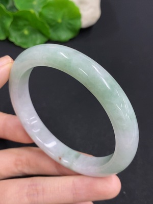 F42956010 翡翠正圈手镯 货品总重量约48.4克 圈口57