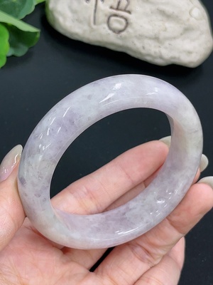 F42970391 翡翠正圈手镯 含其他矿物成分 货品总重约83.3g  圈口55.8