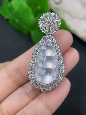 F46551744 翡翠镶嵌福豆吊坠 18k 配镶钻石 货品总约重10.66g