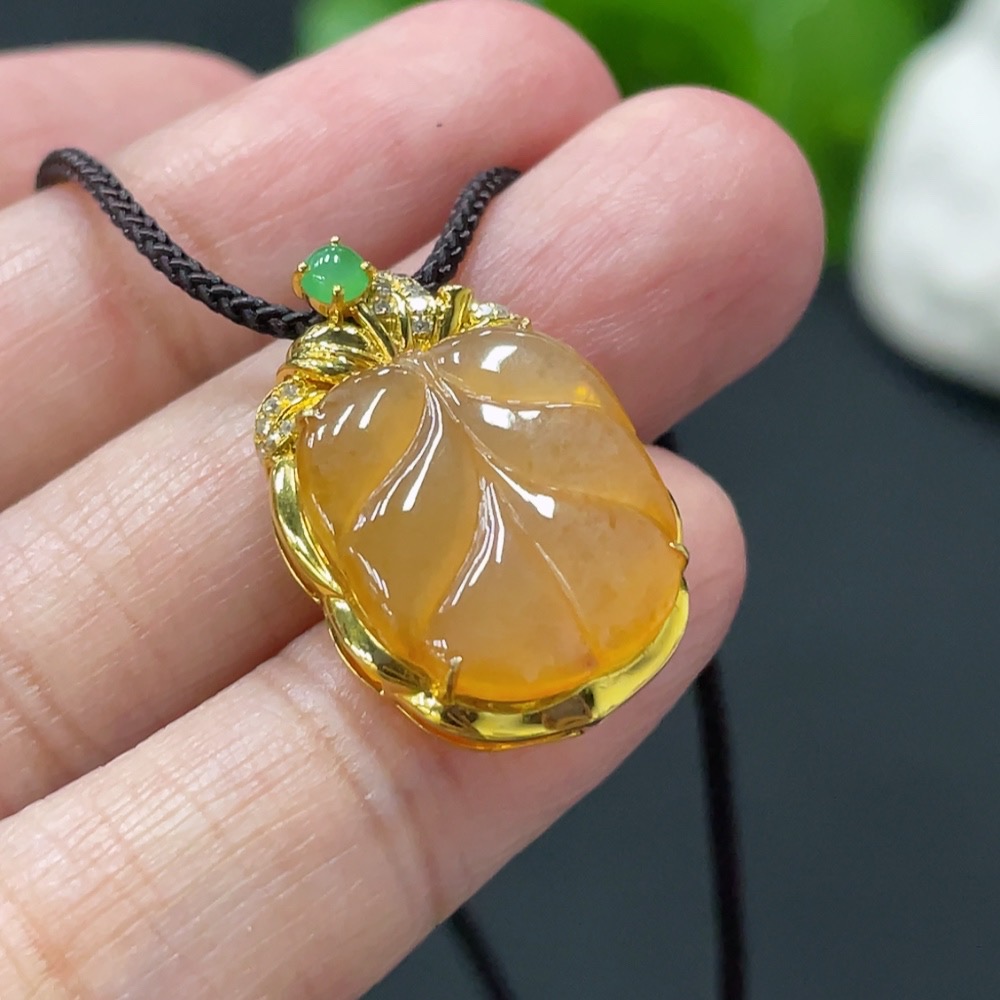 F29432843 Jadeite leaf pendant with 18k gold setting, total weight approx. 3.38g, color origin undetermined