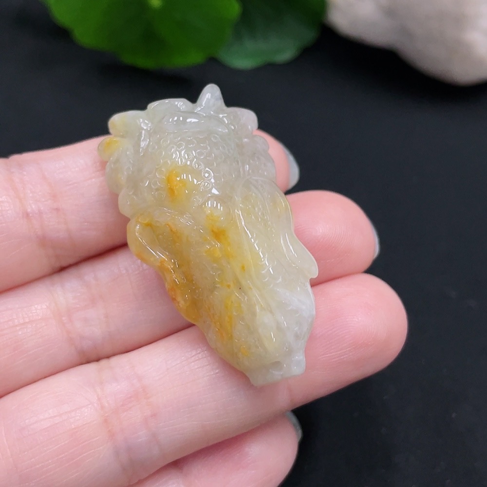 F31579804 Jadeite cabbage pendant with a total weight of approximately 18.4 grams (color origin undetermined)