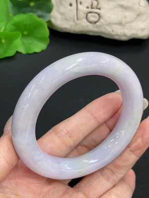 F42970037 翡翠圆条手镯 货品总重约84.3g  圈口55.4