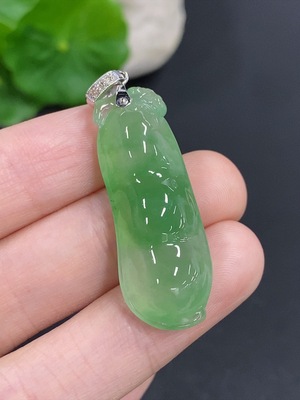 F42966947 翡翠福豆挂件 18k金扣头 货品总重量约7.5克 配镶钻石