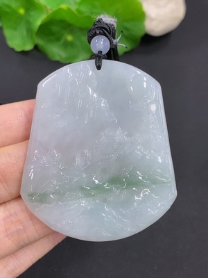 F42050896 翡翠山水牌挂件 货品总重量约34克（含绳重）