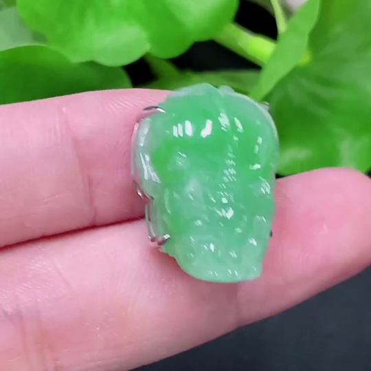 F33944077 Jadeite Pendant with 18K Gold Setting, Total Weight Approx. 5.7g