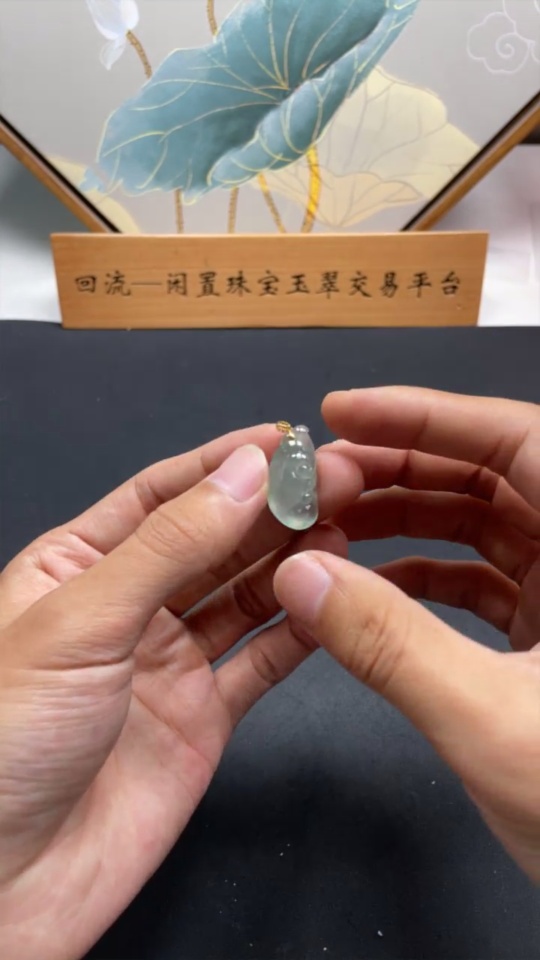 F19094840 Jadeite Ruyi Pendant with 18K Gold Clasp, Total Weight 3.848g