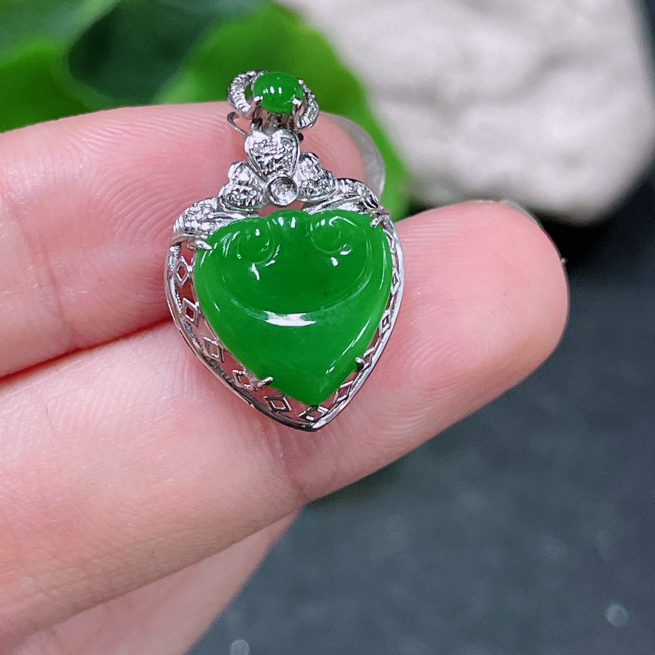 F32811131 Jadeite Inlaid Piece 18K Gold Setting with Diamond Accents Total Weight Approximately 1.47g