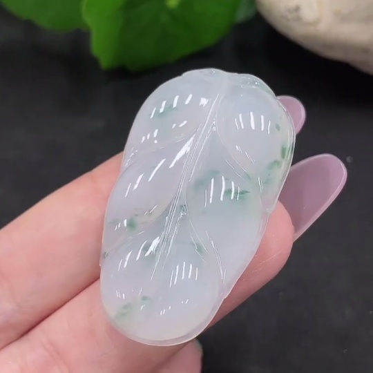 F35129464 Jadeite Leaf Pendant Total Weight Approx. 11.27g