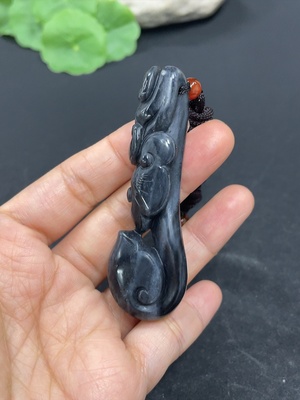 H42953671 和田玉挂件    如意    货品总重约（含绳）25.8g   配珠非和田玉